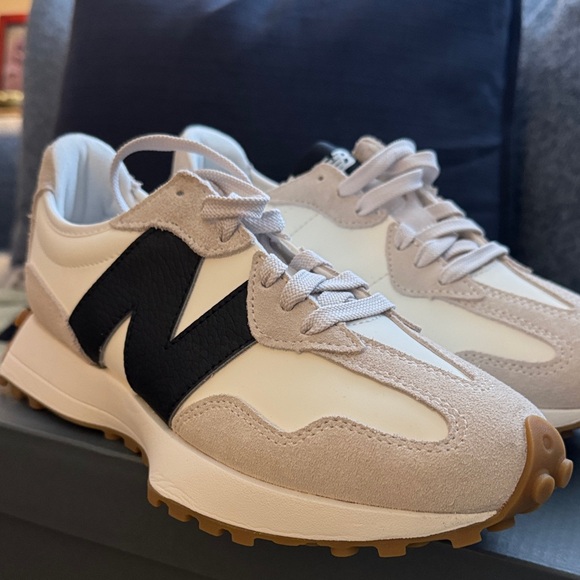 New Balance Moonbeam and Black 327 Sneaker - Picture 5 of 11